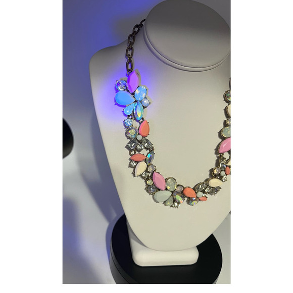 J. Crew Pink Coral Cream Opalescent Glowing Rhinestone‎ Statement Necklace - Picture 5 of 15